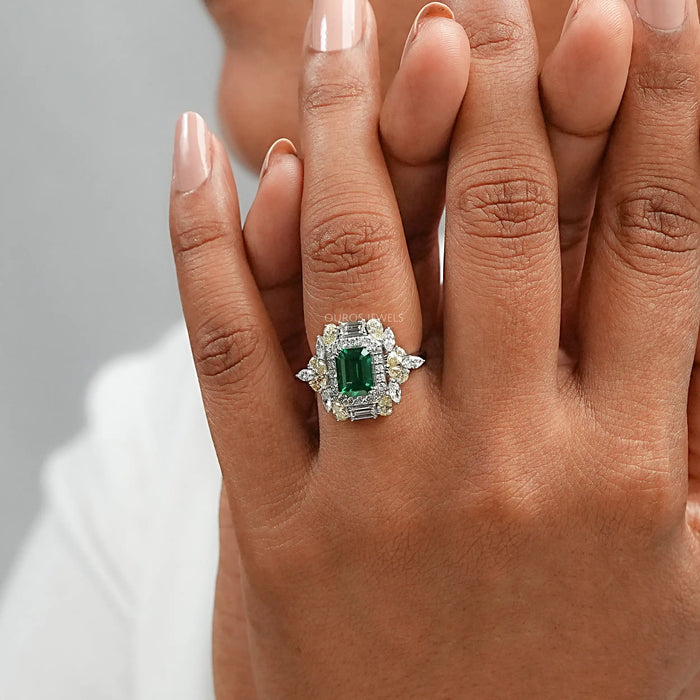 Bague de fiançailles avec diamant émeraude vert à double halo