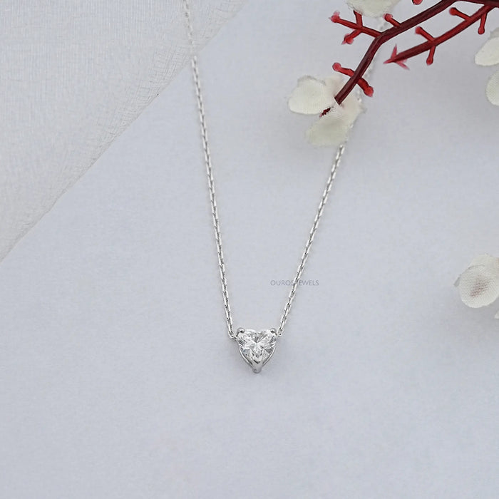 Pendentif solitaire en diamant de laboratoire taillé en cœur