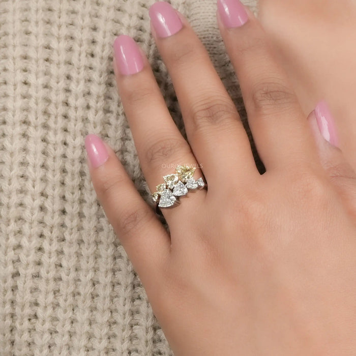 Bague de contournement avec diamants de laboratoire taillés en cœur jaune