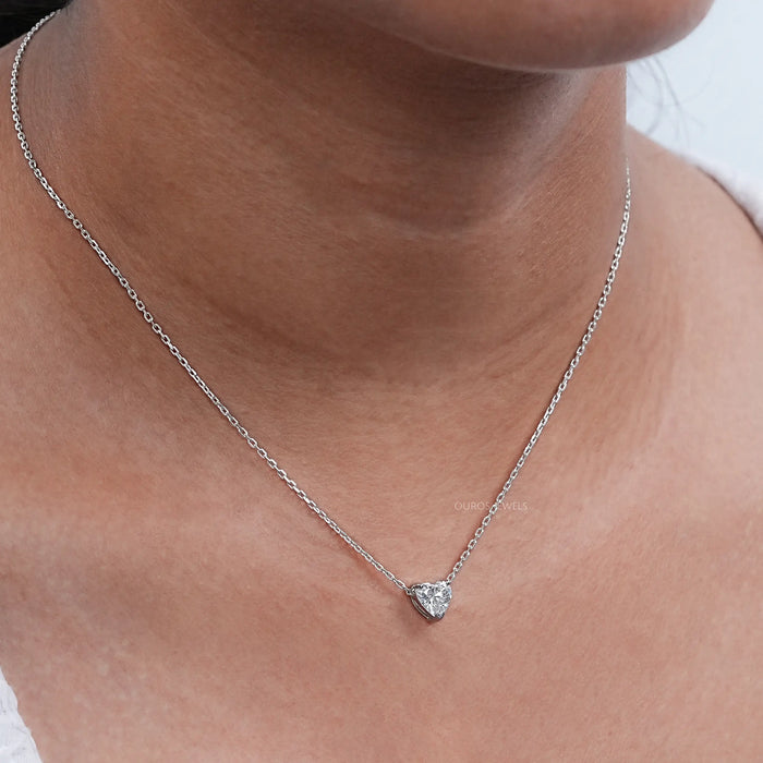 Pendentif solitaire en diamant de laboratoire taillé en cœur