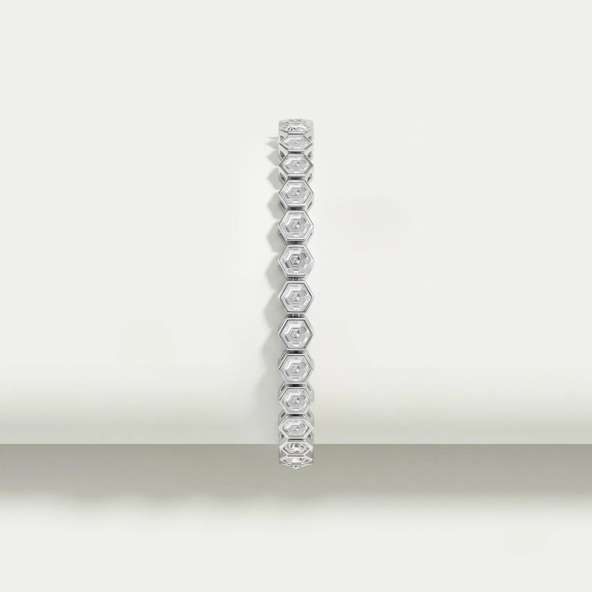 Bracelet de tennis avec lunette à coupe hexagonale