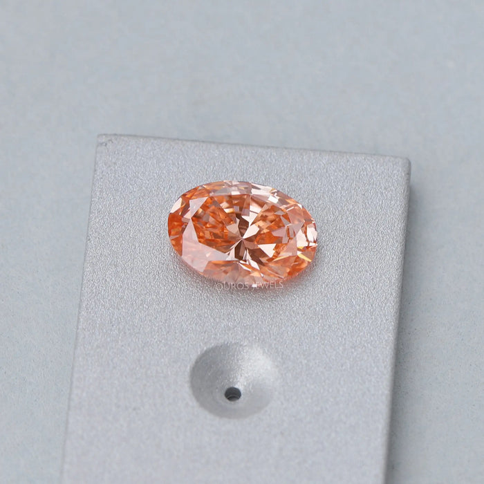 Diamant de laboratoire taille ovale rose vif de 0,82 carat