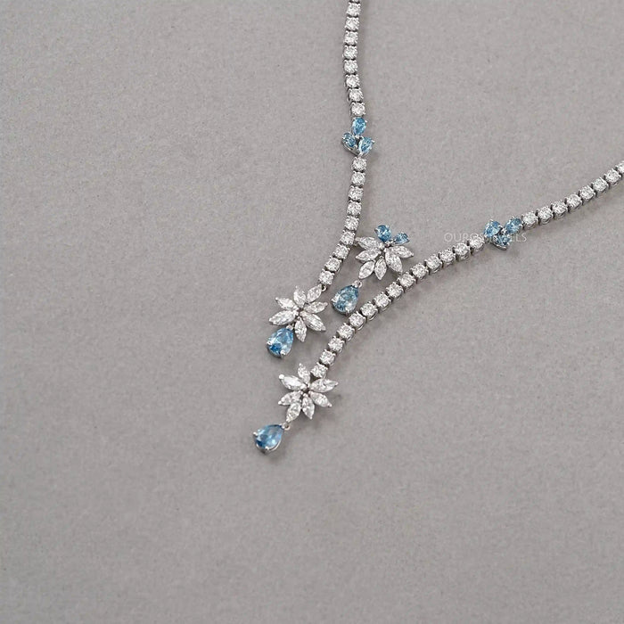 Collier avec diamants de laboratoire et diamants en forme de poire bleue