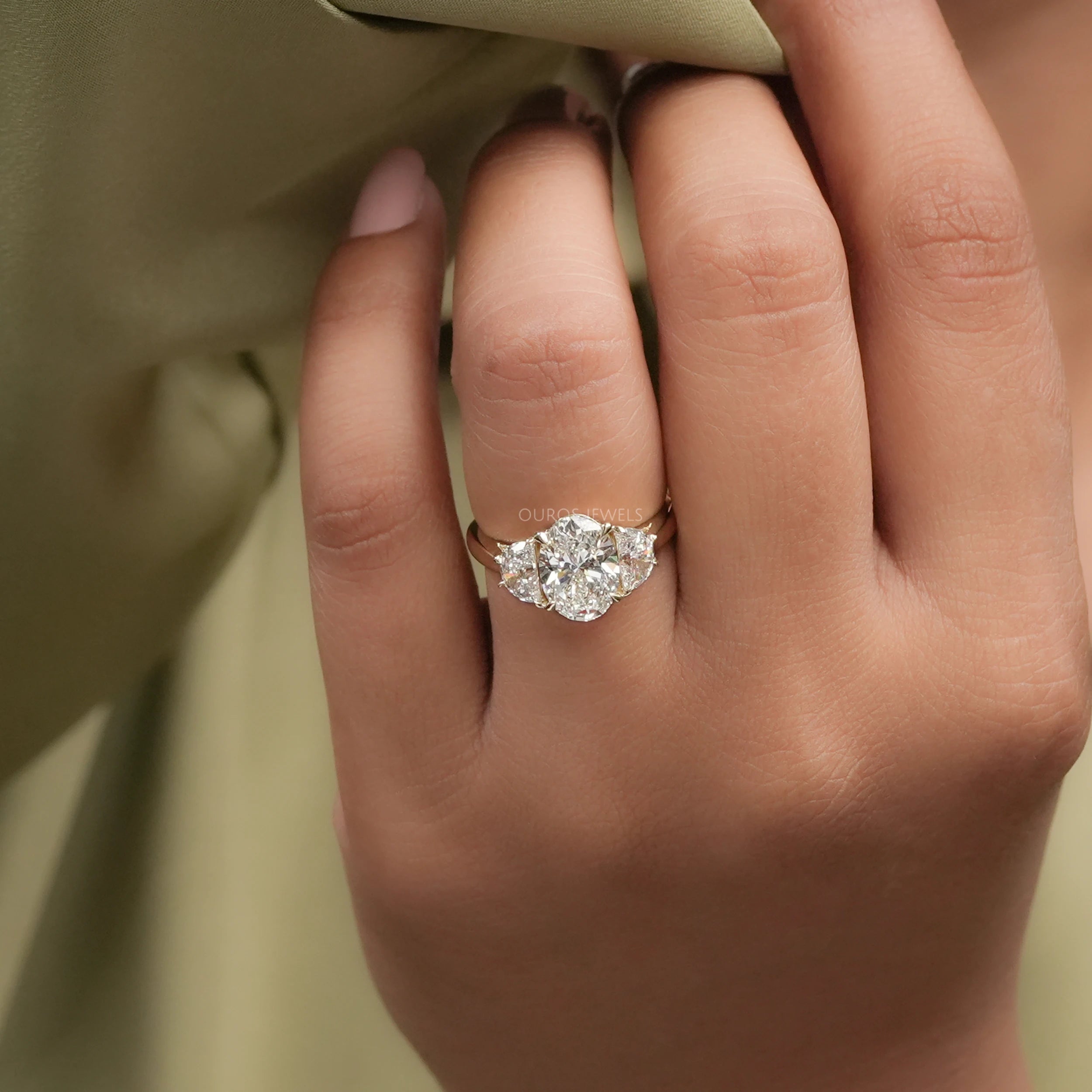 Bague de fiançailles avec trois diamants de laboratoire à taille ovale