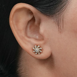 Clou d'oreille en diamant de laboratoire en forme de fleur 