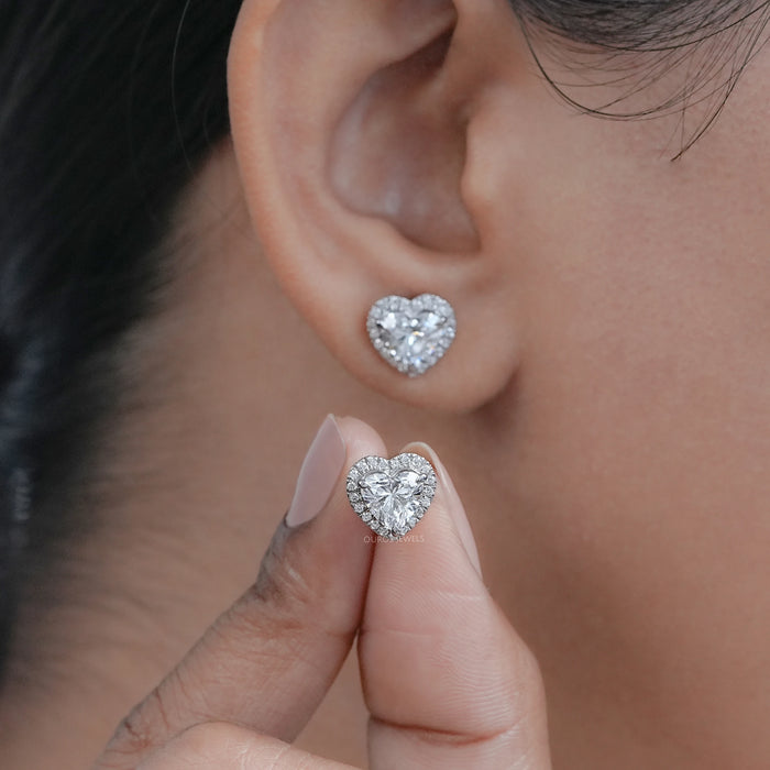 Boucles d'oreilles en diamant en forme de cœur avec clou halo