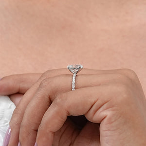 Solitaire de forme ovale avec bague décorative