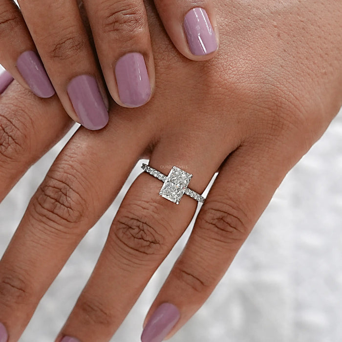 Bague de fiançailles avec diamant solitaire taille radiant