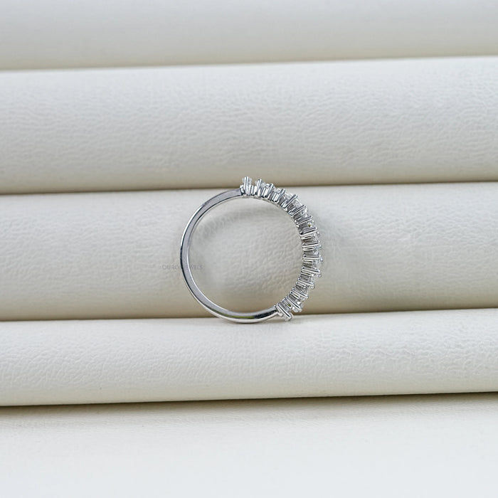 Alliance avec diamant taille baguette