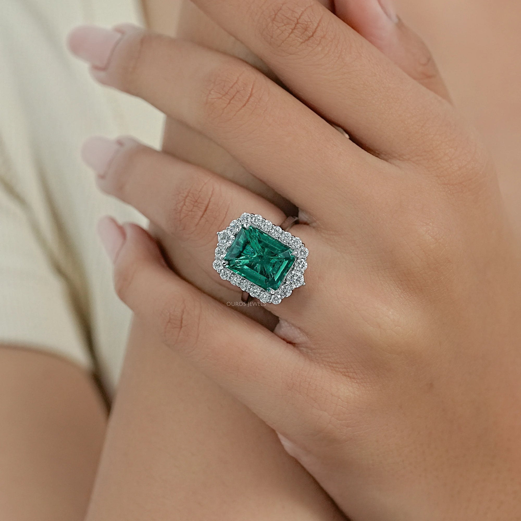 Bague de fiançailles Halo avec accent de diamant et émeraude verte