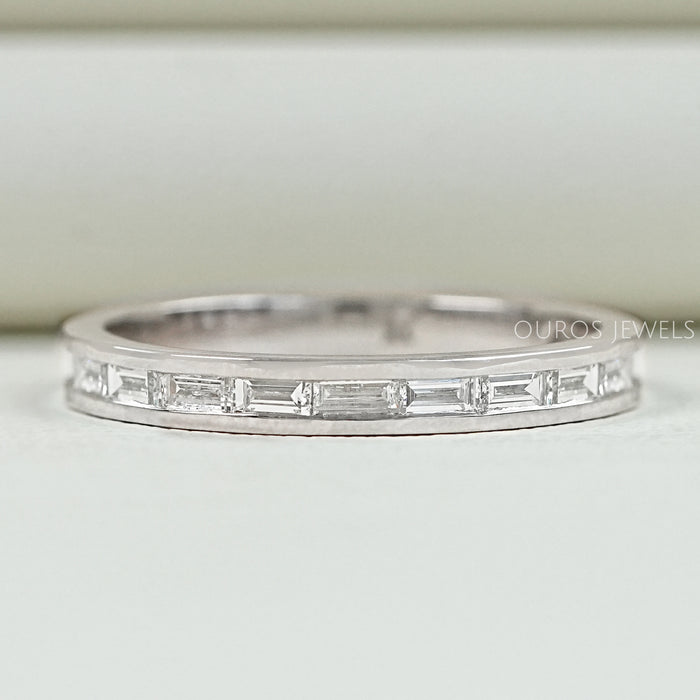 Alliance de mariage avec diamants baguettes sertis en canal
