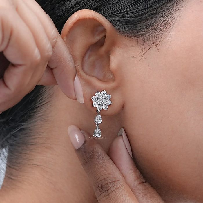 Boucles d'oreilles pendantes en forme de fleur avec halo de diamants ronds