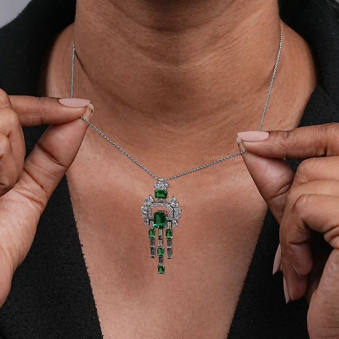 Pendentif en grappe de diamants et de pierres précieuses