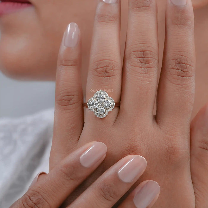 Bague anniversaire en forme de fleur halo avec diamant rond de laboratoire