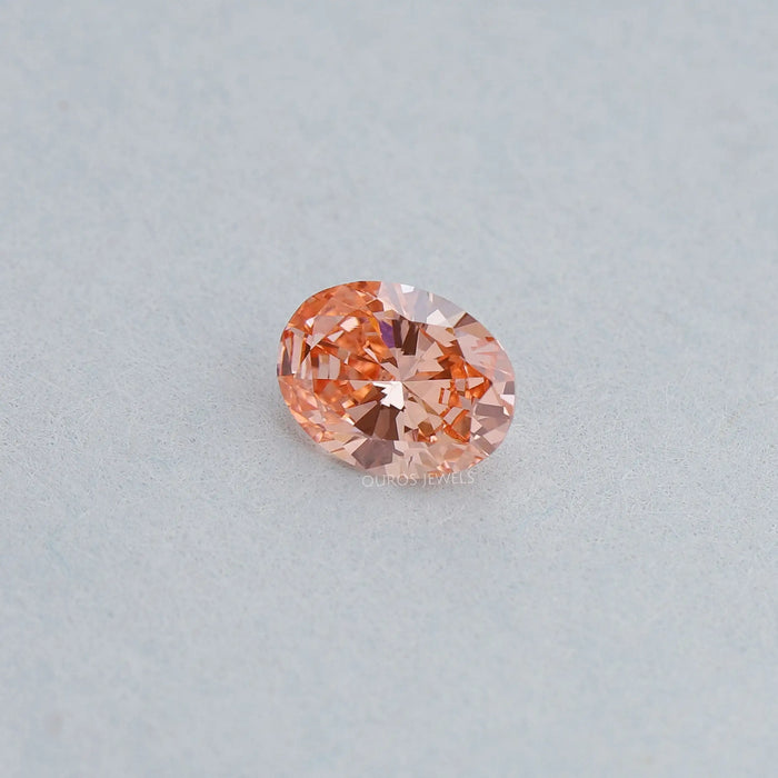 Diamant de laboratoire taille ovale rose vif de 0,82 carat