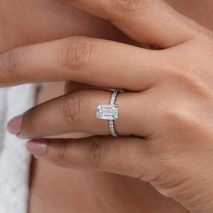 Bague avec diamant solitaire taille émeraude