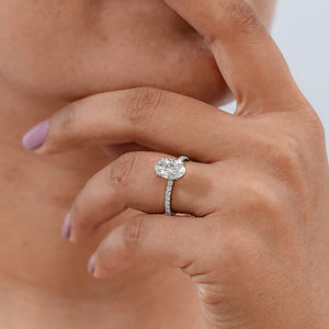 Solitaire de forme ovale avec bague décorative