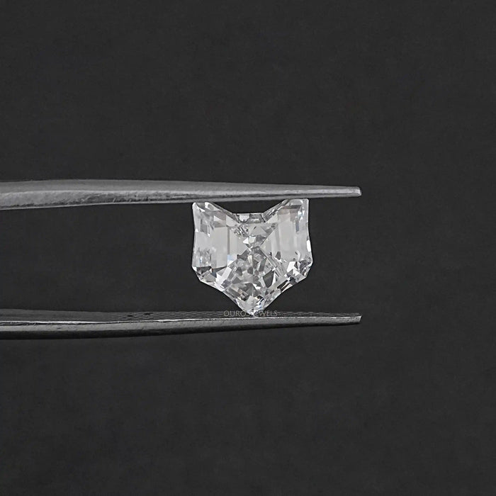 Diamant de laboratoire taillé en forme de tête de chat de forme antique 