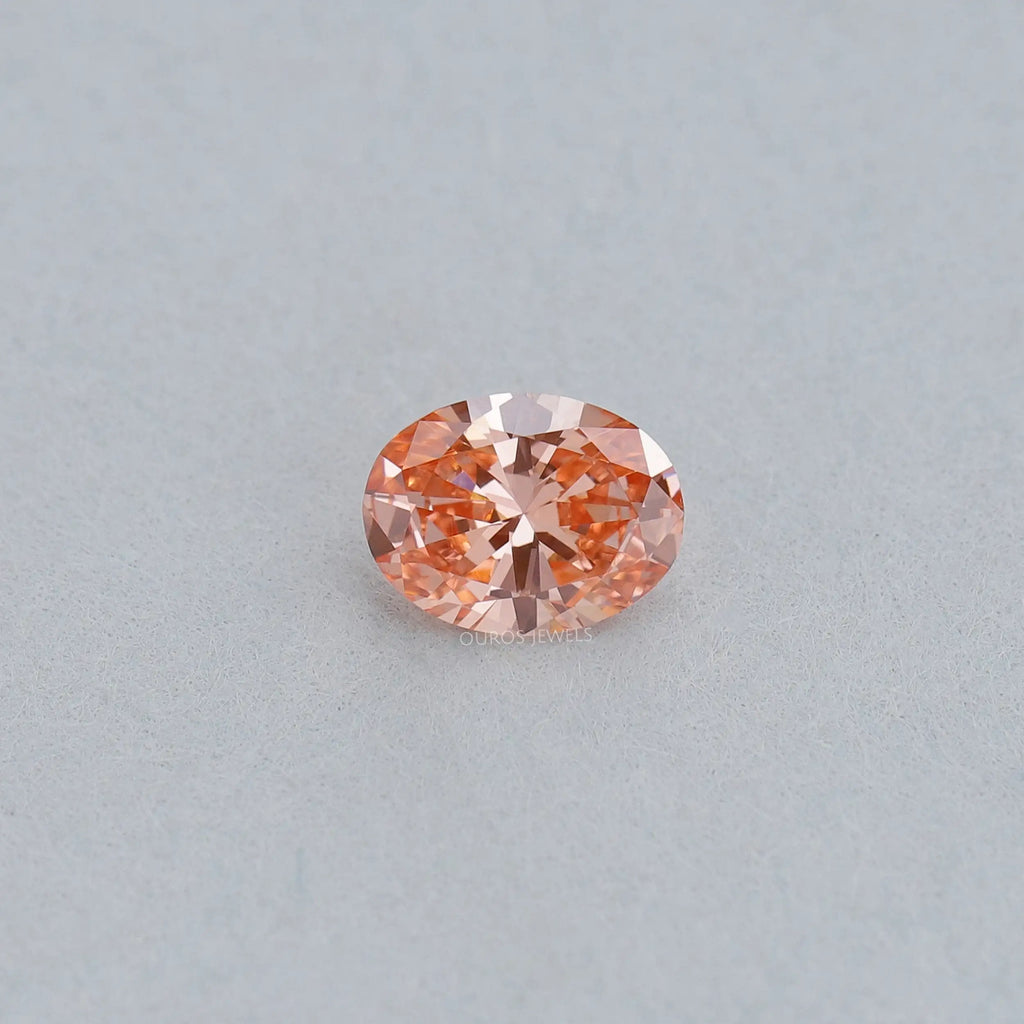 Diamant de laboratoire taille ovale rose vif de 0,82 carat