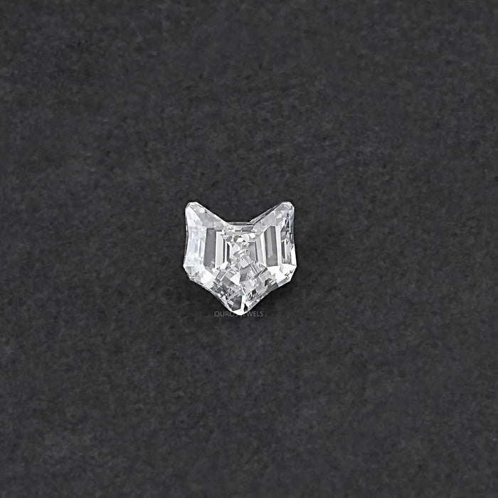 Diamant de laboratoire taillé en forme de tête de chat de forme antique 