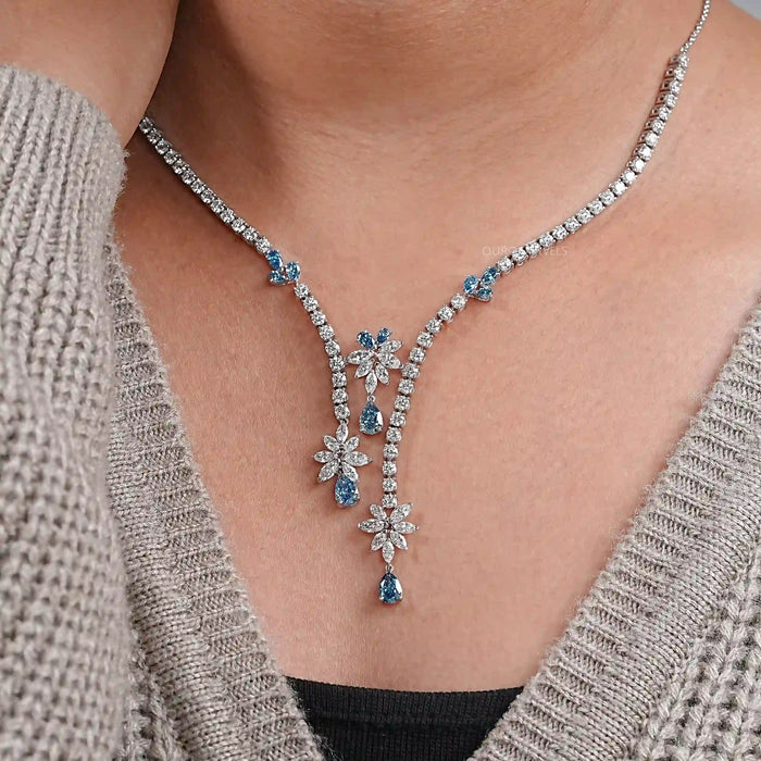 Collier avec diamants de laboratoire et diamants en forme de poire bleue