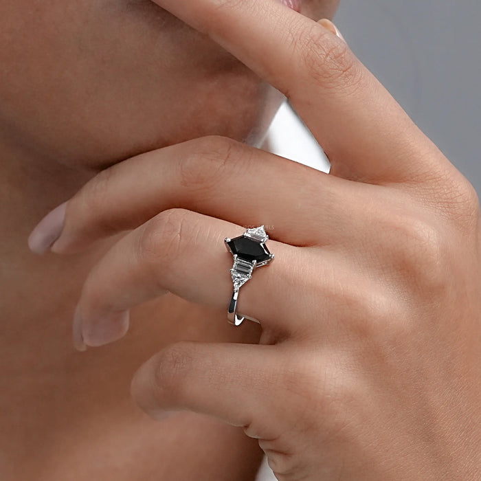 Bague d'anniversaire avec diamant noir marquise hollandaise