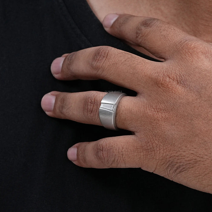 Bague solitaire pour homme à coupe baguette conique