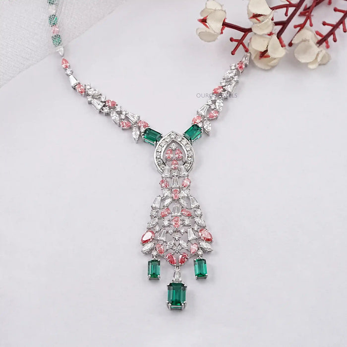 Collier de mariage avec émeraude verte et diamant rose en forme de poire