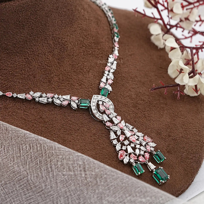 Collier de mariage avec émeraude verte et diamant rose en forme de poire
