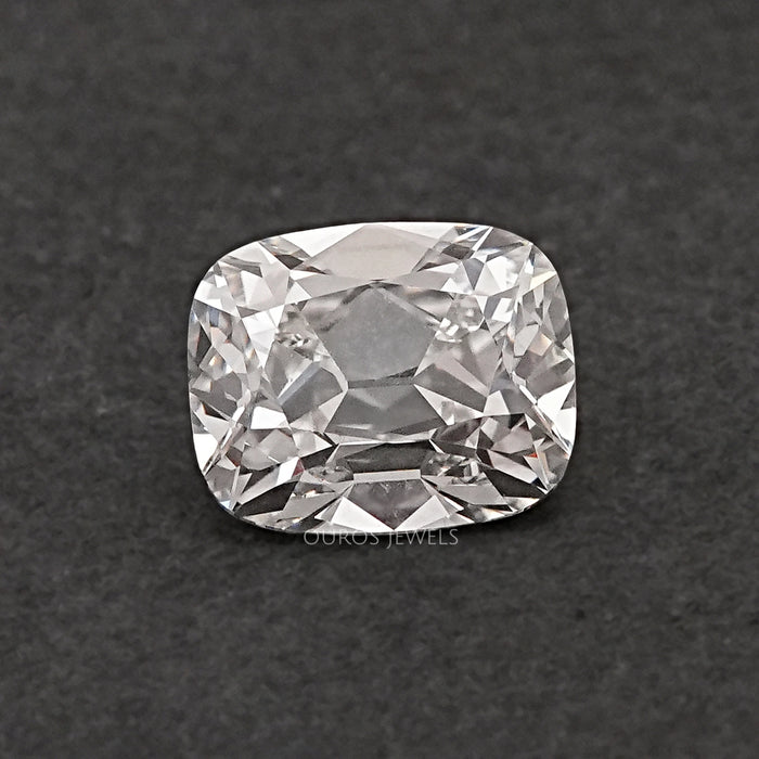 Diamant de laboratoire à taille coussin d'une ancienne mine