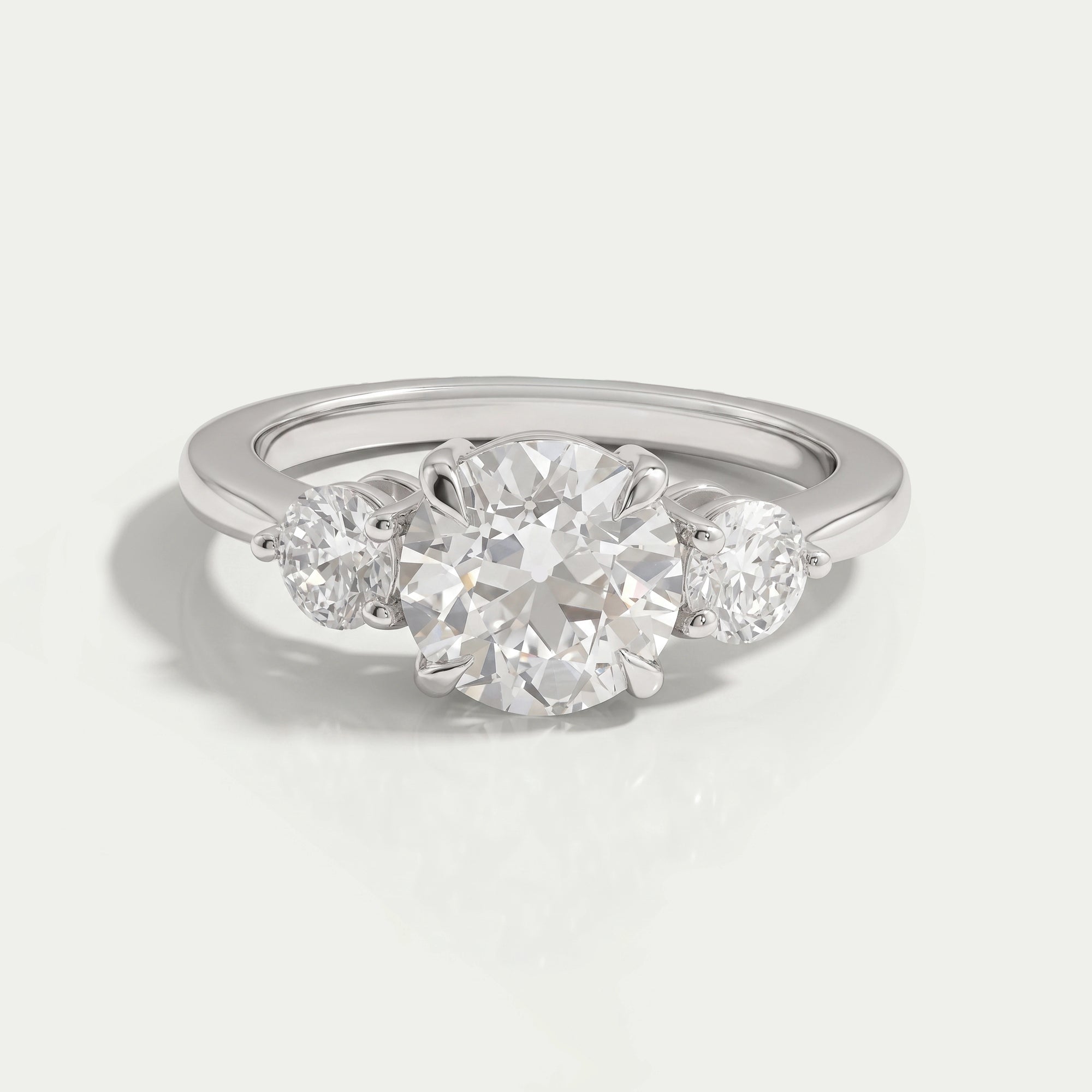 Bague de fiançailles européenne ancienne à trois pierres taillées en rond