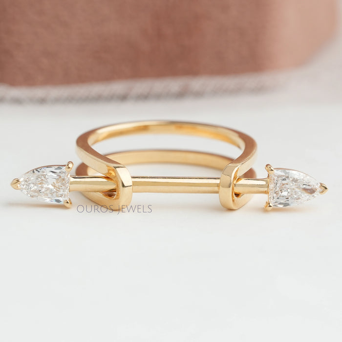 Bague à 2 diamants taillés en flèche et cultivés en laboratoire