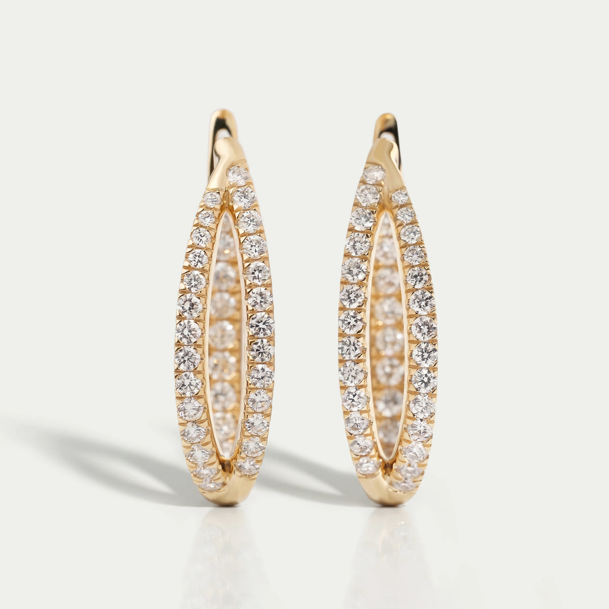 Boucles d'oreilles créoles à diamants taille ronde sertis pavé