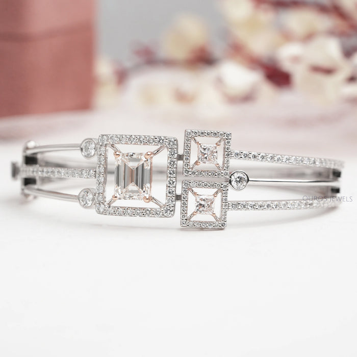 Bracelet jonc avec diamants de laboratoire taille princesse et émeraude
