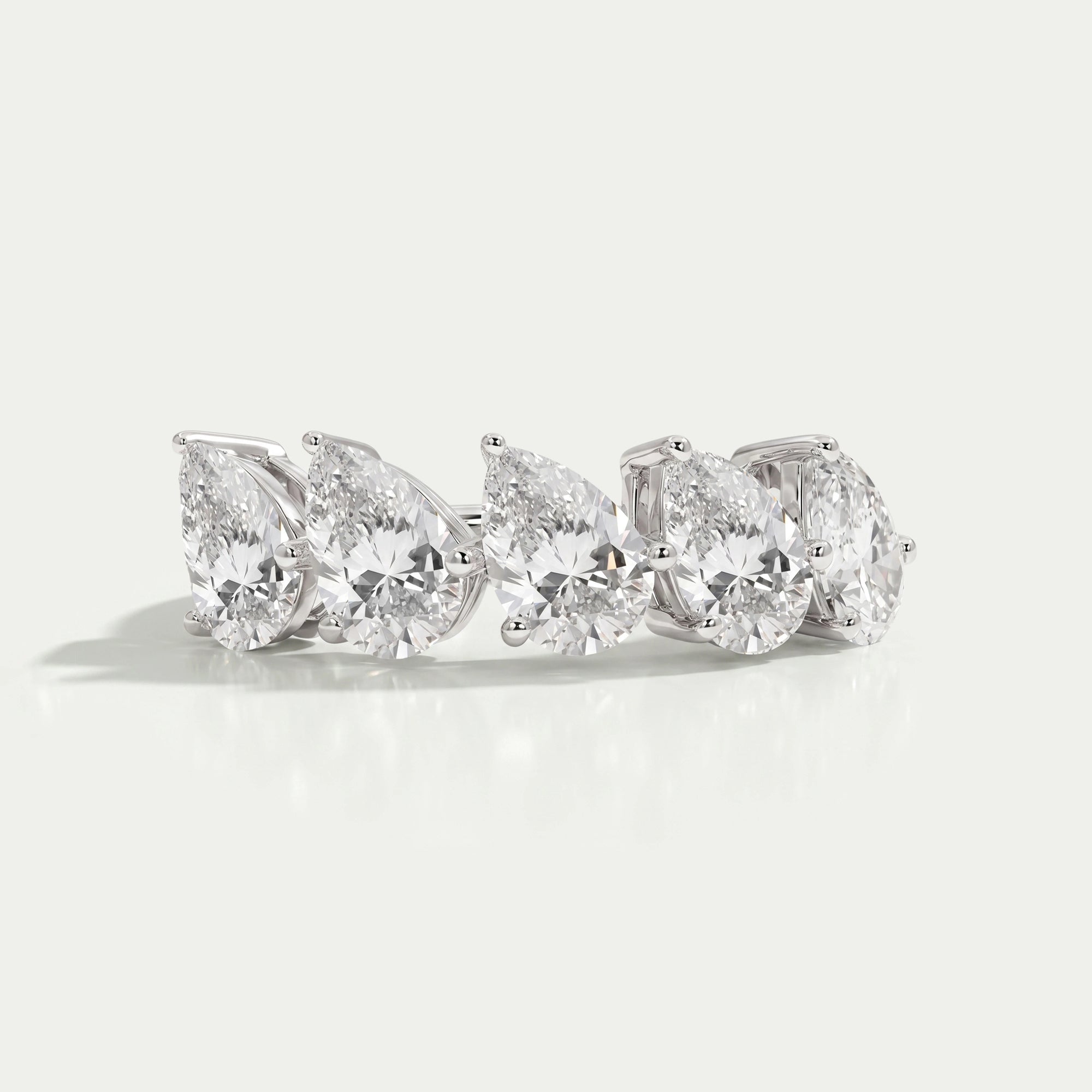 Bague délicate avec cinq diamants cultivés en laboratoire et taille poire