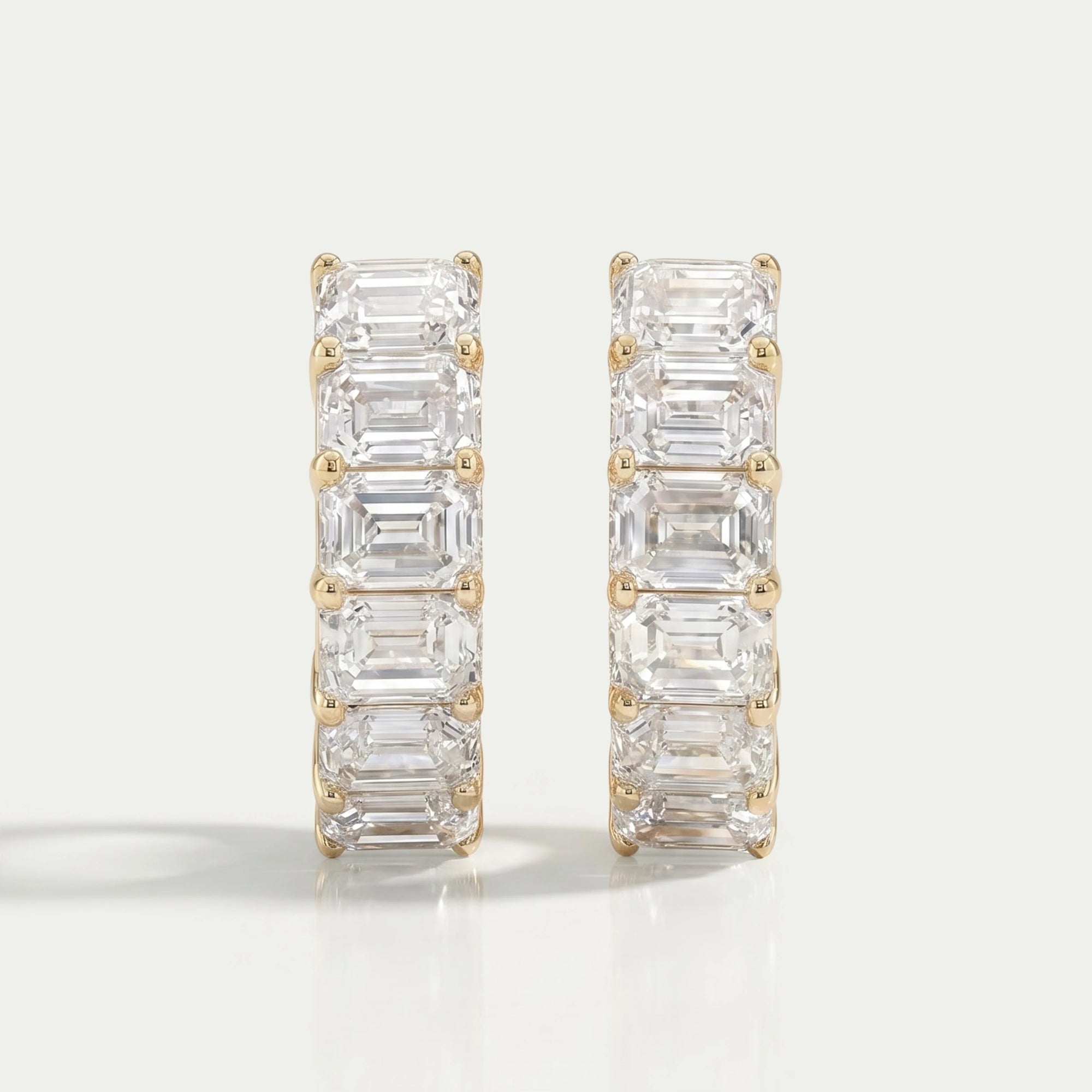 Boucles d'oreilles créoles en diamants de laboratoire taille émeraude