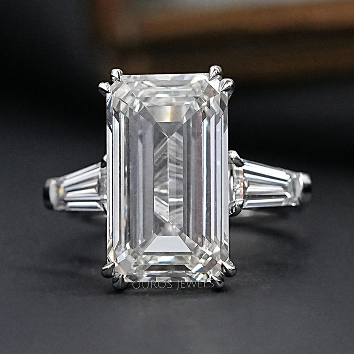 Bague de fiançailles à trois pierres en émeraude - Baguette conique