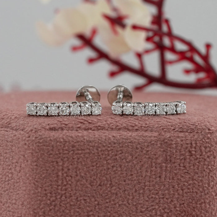 Boucle d'oreille pendante linéaire avec diamant rond de laboratoire