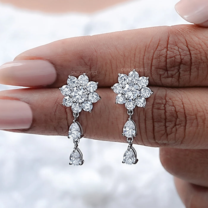 Boucles d'oreilles pendantes en forme de fleur avec halo de diamants ronds