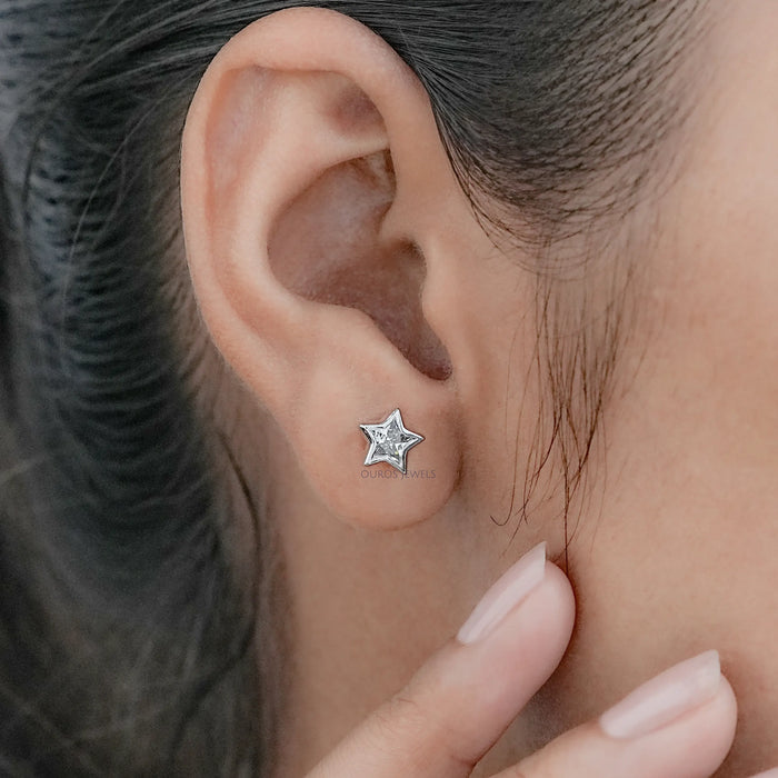 Clou d'oreille avec diamant de laboratoire taille étoile serti clos