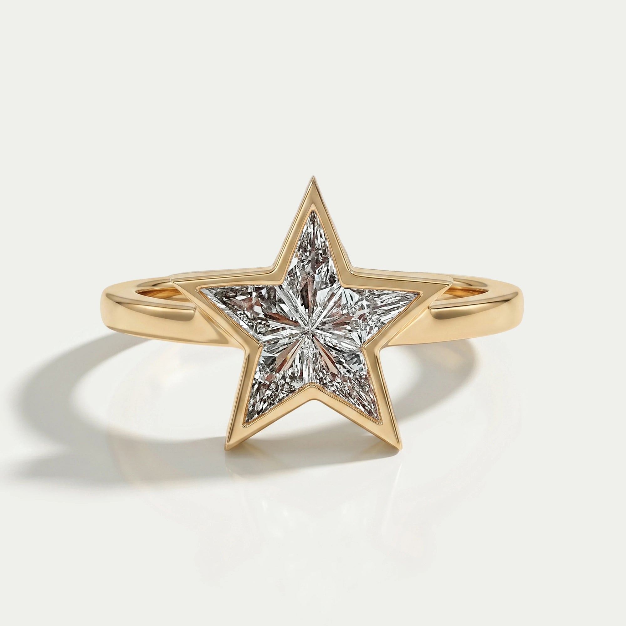 Bague de fiançailles solitaire à monture biseautée et taille en tarte