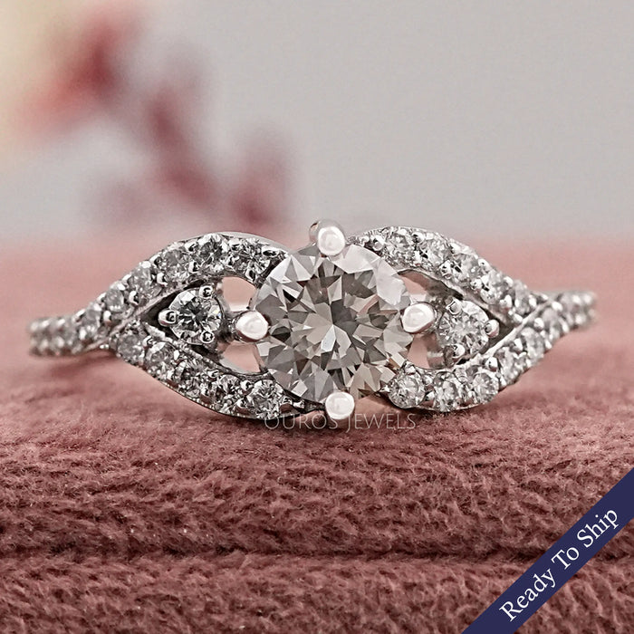 Bague délicate avec diamants à tige fendue ronde olive