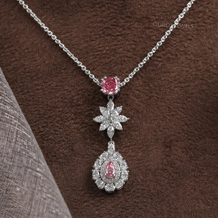 Collier avec pendentif en forme de poire et double halo de diamants