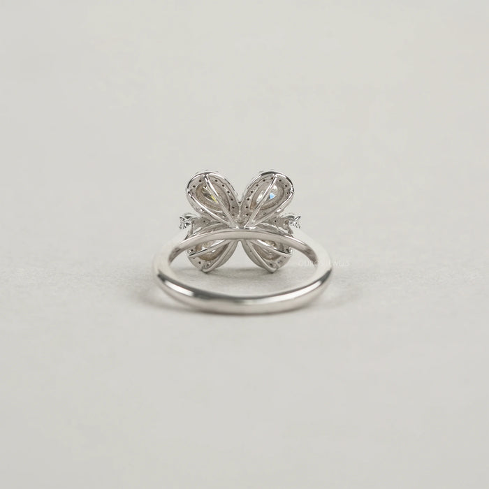 Bague unique en forme de fleur avec diamant de laboratoire taille poire olive