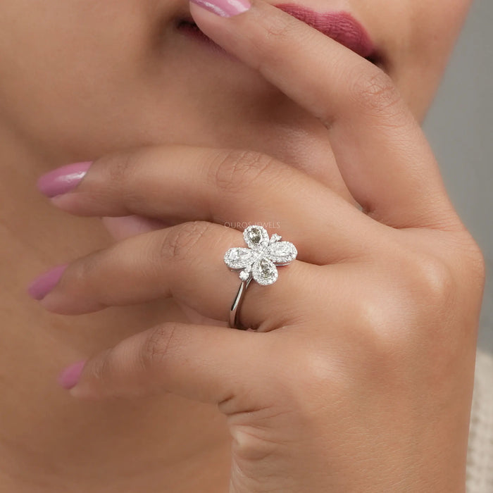 Bague unique en forme de fleur avec diamant de laboratoire taille poire olive