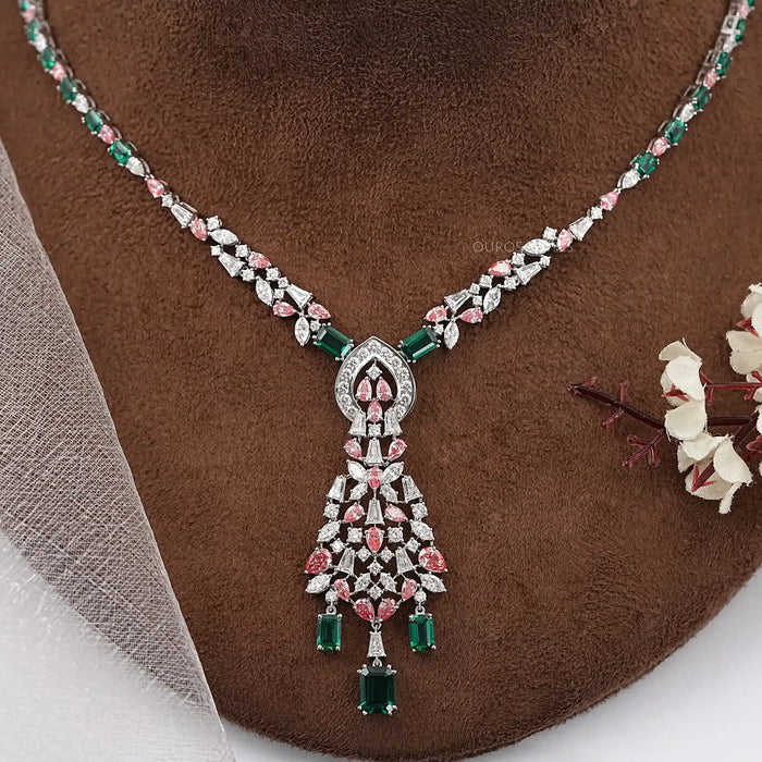 Collier de mariage avec émeraude verte et diamant rose en forme de poire