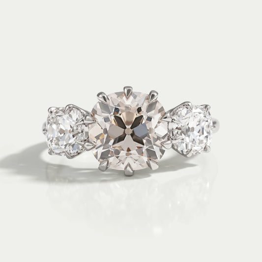 Bague de fiançailles à trois diamants taille coussin Old Mine