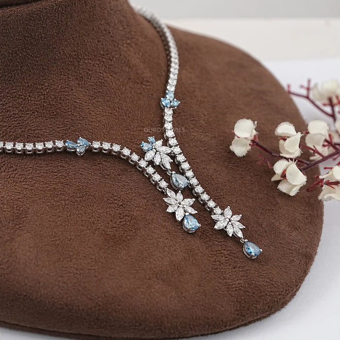 Collier avec diamants de laboratoire et diamants en forme de poire bleue