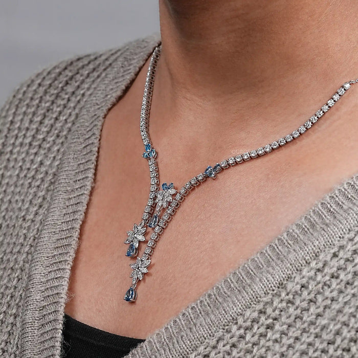 Collier avec diamants de laboratoire et diamants en forme de poire bleue