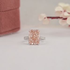 Commande personnalisée pour bague solitaire à taille radiante avec diamant d'accent